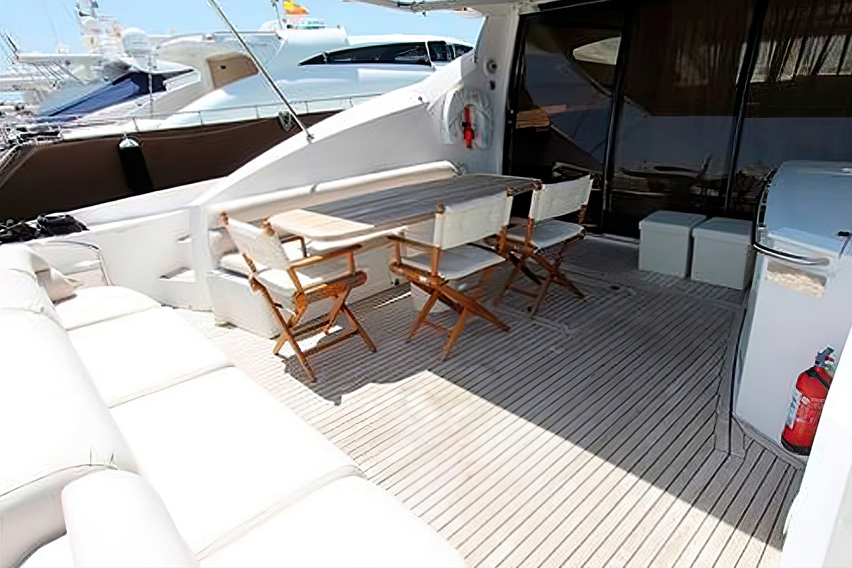 Sunseeker Predator 72 Аренда яхты в Сочи - кокпит